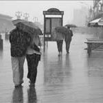Chuva rápida alaga ruas da capital paulista