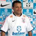 Sem luz, Corinthians apresenta Iarley como novo reforço