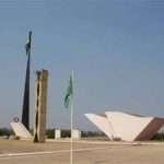 Ex-soldados da Aeronáutica encerram protesto no alto do mastro da bandeira do Brasil