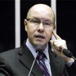 Senador é contra a política de cotas e a favor de transformar corrupção em crime hediondo