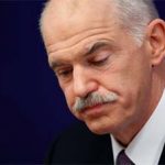 Referendo abala a economia mundial e pode forçar a queda do primeiro-ministro grego Georges Papandreous
