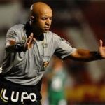 Torcedores surram árbitro em aeroporto, mas direção do Corinthians lança nota em que repudia agressão