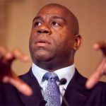 Amigos e parentes fazem homenagem ao ex-atleta Magic Johnson, há 20 anos com o vírus da Aids