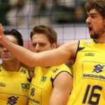 Seleção masculina de vôlei se recupera de derrota e dá show em quadra diante da equipe russa