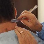 Crise preocupa cada vez mais e leva cliente a pedir meio corte de cabelo em barbeiro de São Paulo