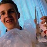 Canadense de 16 anos cria sistema que decompõe plástico em três meses
