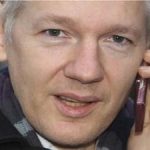 Assange prevê deixar embaixada em um ano e confirma vazamento de e-mails da Síria