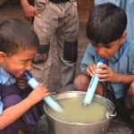 Suíços criam canudo que filtra água contaminada