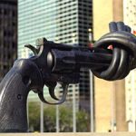 Acordo bipartidário deixa EUA mais perto de elevar controle de armas