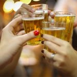Senado aprova projeto de lei que criminaliza a venda de bebidas alcoólicas a menores de 18 anos