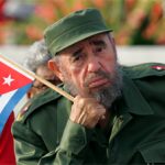 Fidel Castro conversa com estudantes e professores e diz que é difícil viver na Terra