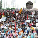 Professores da rede pública de SP promovem passeata e bloqueiam a Av. Paulista e acesso a hospitais