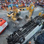 Motorista de ônibus que despencou no RJ desmaiou após agressão, mas delegado mantém indiciamento