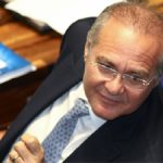 Renan Calheiros, que deveria ser afastado do Senado, quer pagar despesas por uso de avião da FAB