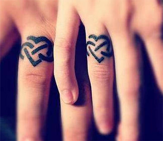 Esqueça os anéis de comprometido, a moda é tatuar os dedos