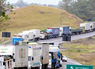 Caminhoneiros bolsonaristas bloqueiam estradas em 11 estados e no Distrito Federal