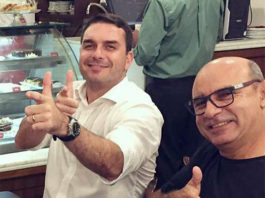 Flávio Bolsonaro criticou Lula por homenagem no Carnaval, mas fez propaganda antecipada em SP