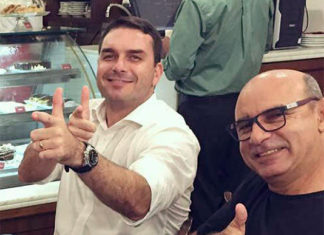 Flávio Bolsonaro criticou Lula por homenagem no Carnaval, mas fez propaganda antecipada em SP