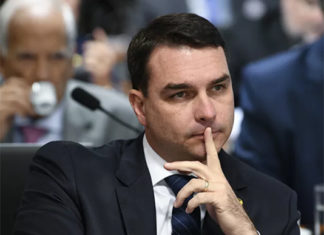 Flávio Bolsonaro recorre ao coitadismo nauseante para criticar prisão domiciliar do pai golpista