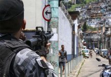 Polícia faz ação para cumprir 56 mandados de prisão no Complexo da Maré, no Rio de Janeiro
