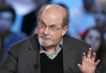 Salman Rushdie, autor de “Versos satânicos” e jurado de morte pelo Irã, é atacado a faca em Nova York