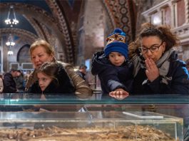 Itália expõe restos mortais de São Francisco de Assis pela primeira vez