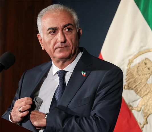 Filho do último xá do Irã celebra “morte do criminoso Khamenei”