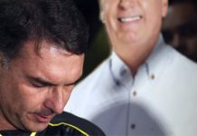 Flávio tenta explicar declaração sobre a Constituição, mas revela ter a essência golpista do pai