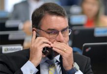 Defender a criação da CPI do Banco Master é a falsa tábua de salvação de Flávio Bolsonaro