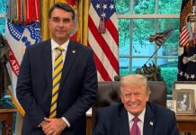 Patético, encontro de Flávio Bolsonaro com Trump foi marcado por hipocrisia, sabujice e incoerência