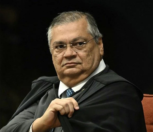 Dino solicita à Câmara explicações sobre viagem do deputado Mário Frias ao exterior