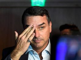 Flávio Bolsonaro tenta minimizar relação com Vorcaro culpando Moraes por uso de avião