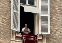 Papa Leão XIV conduz oração no Vaticano após deixar hospital