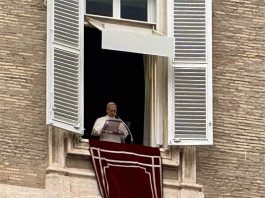Papa Leão XIV conduz oração no Vaticano após deixar hospital